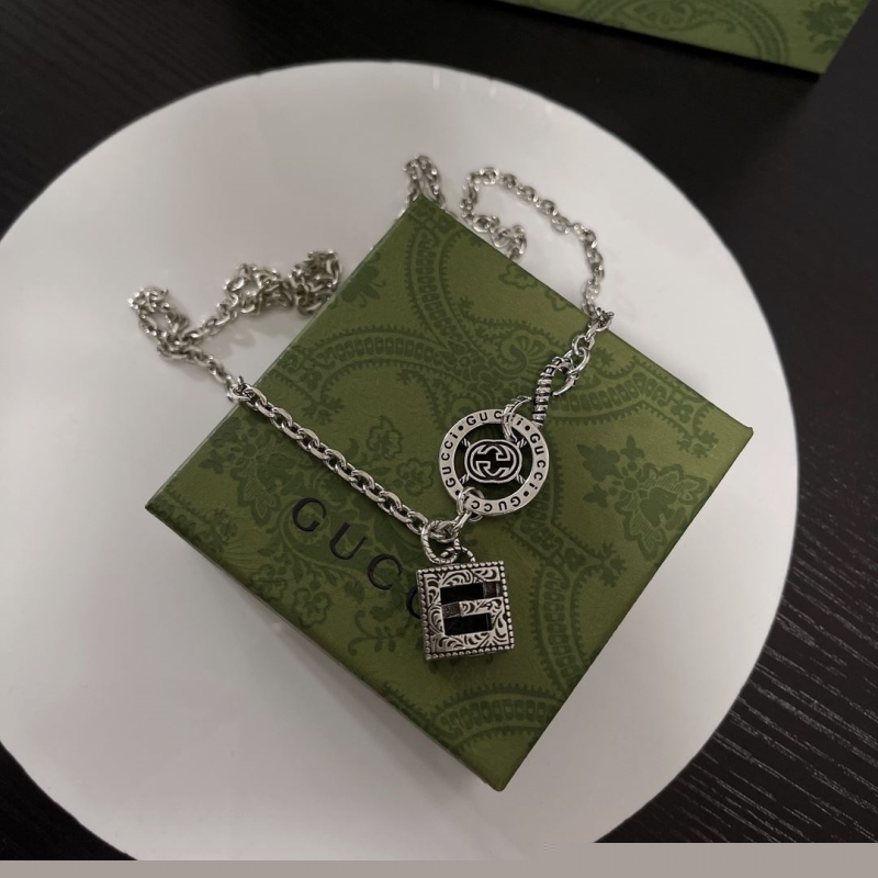 G*u*i necklaces